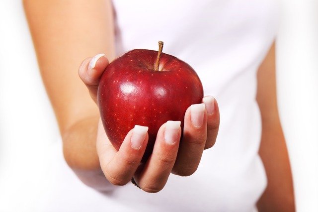 apple holding 7 Best High Fiber Fruits For Type 2 Diabetes