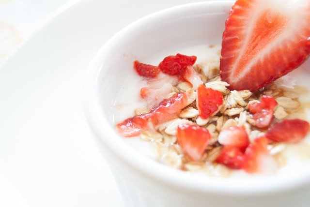 image showing oats with strawberries which are good for lowering cholesterol level
