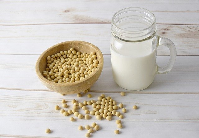 image showing soy and milk which are good for lowering cholesterol level