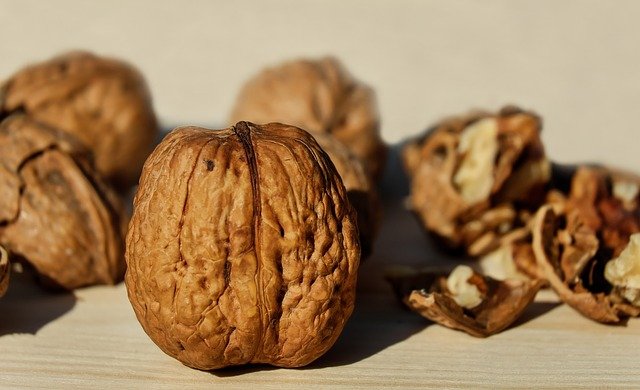 image showing walnuts which are good for lowering cholesterol level