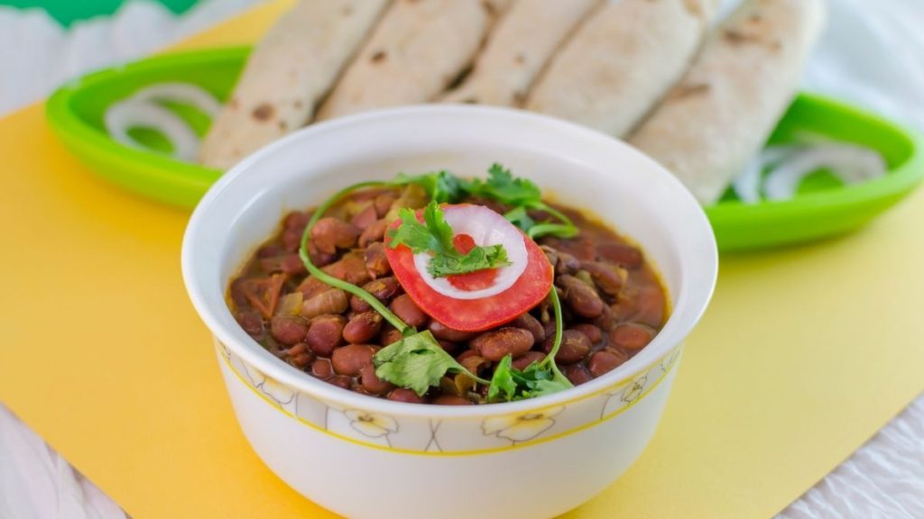 image showing cooked rajma and roti
