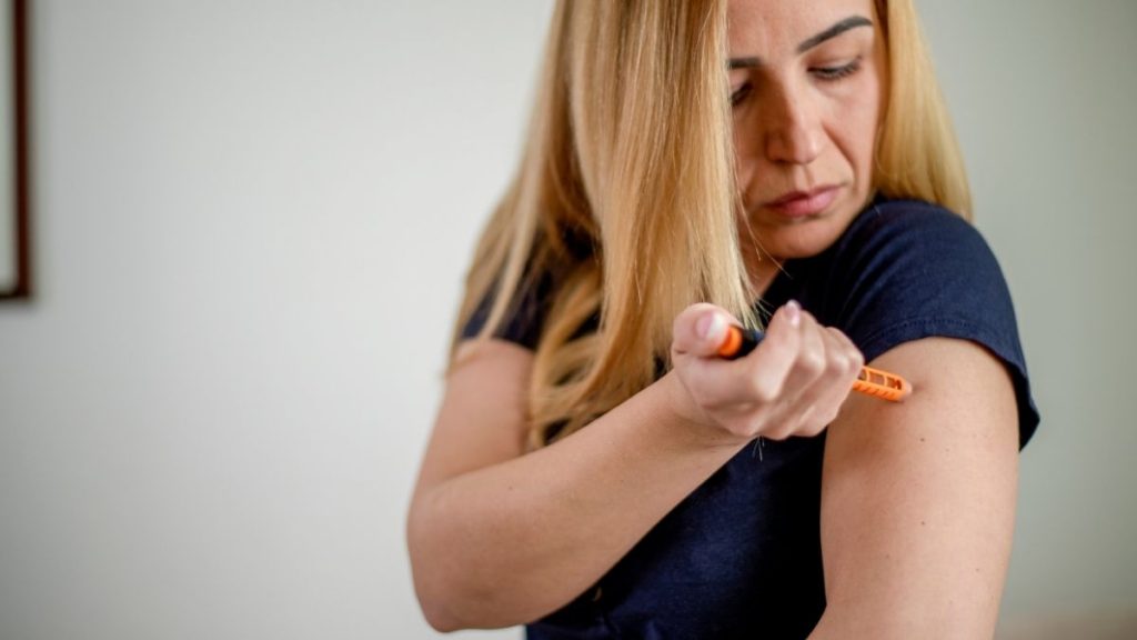 image showing women taking insulin shot, suffering from diabetes